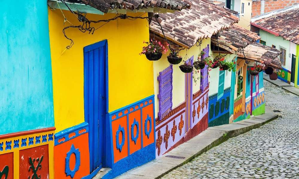 Callejuela de Bogota, con casas de colores - Colombia